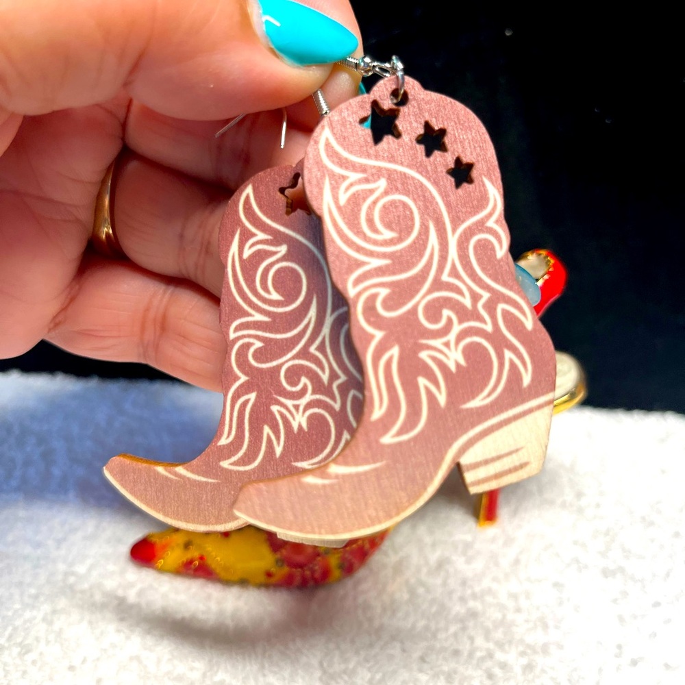 2/20 Pinkish Wood cowgirl BOOTS earring , NEW